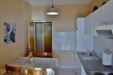 fully equipped kitchen, dining room, LCD TV with satellite programs