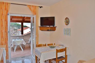 fully equipped kitchen, dining room, LCD TV with satellite programs